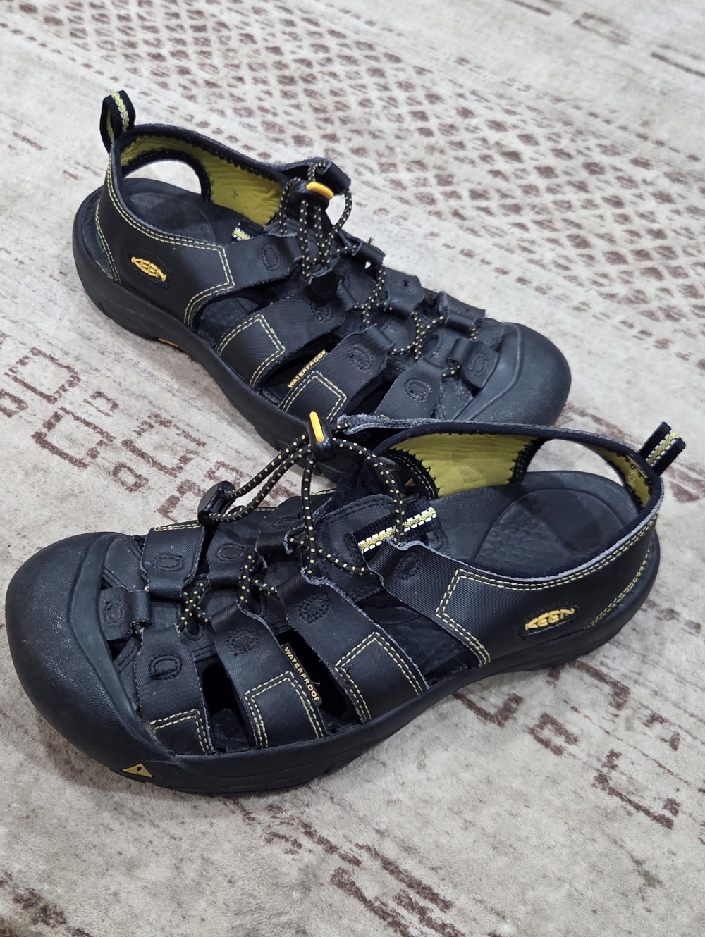 Keen Black Outdoor Sandals with Yellow Details Womens 8